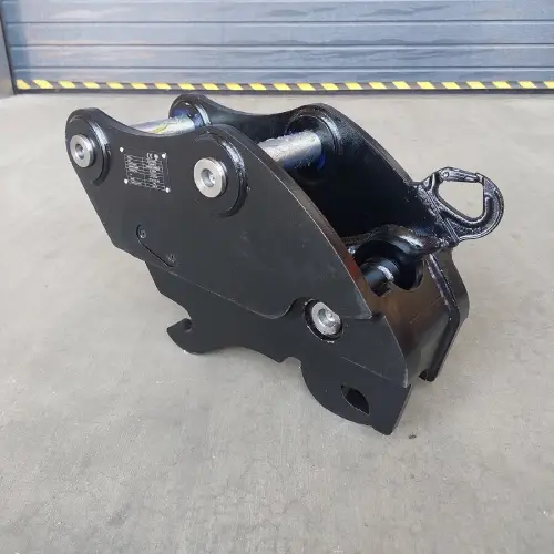 Hydraulický rýchloupínač stavebného stroja po laserovom vyčistení a novom nátere