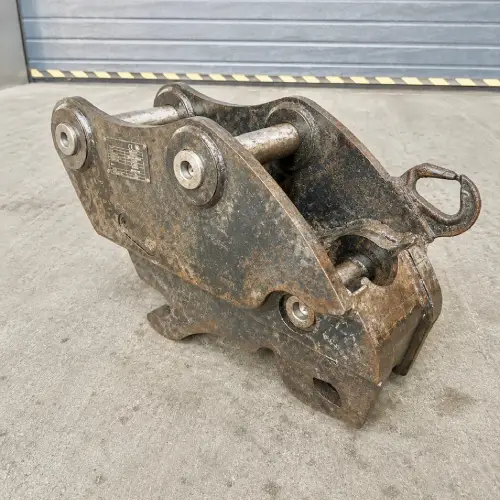 Zoxidovaný hydraulický rýchloupínač stavebného stroja pred laserovým čistením