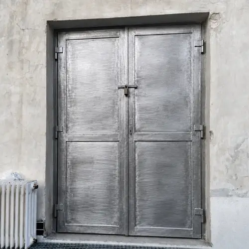 Kovová brána po odstránení náteru laserom